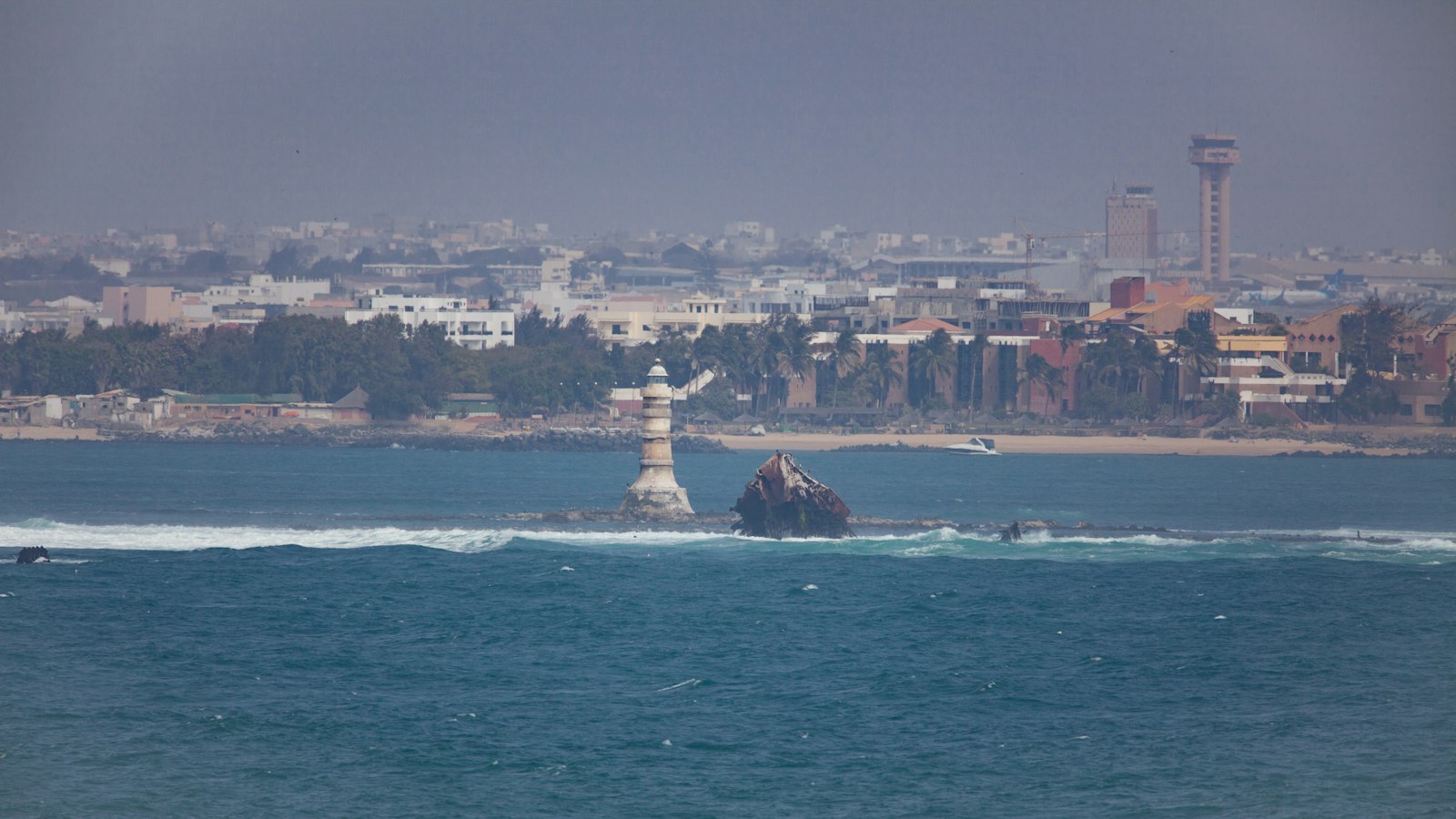 Skyline de Dakar au bord de l'océan — réseau West Africa